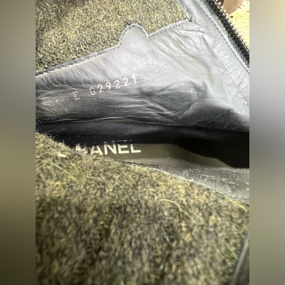 CHANEL Charcoal Distressed Leather & Tweed Knit Cuff CC Button Ankle Boots 42 - Picture 9 of 16